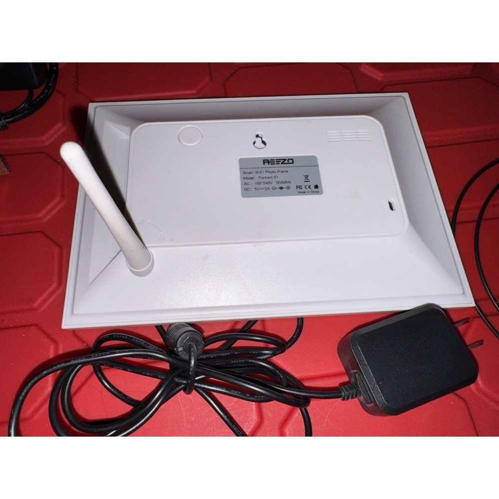 10.1 Inch Digital Picture Frame Easy Setup Wall Mountable - Picture 2 of 2